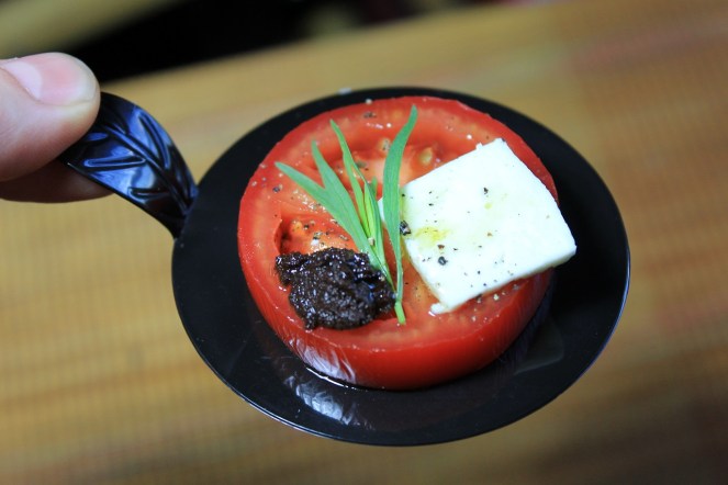 Salade grecque revisité - tomage feta tapenade d'olive et estragon - Hungry Rachel