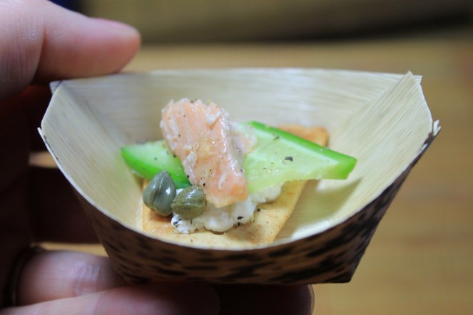 Saumon laqué érable chèvre concombre et câpres - Hungry Rachel