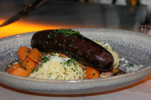 Boudin noir rôti et carbonara de navet, spaghettis de navet, crème, lardons, parmesan, sauce au xérès et carottes nantaises RESTAURANT VERSA - Hungry Rachel