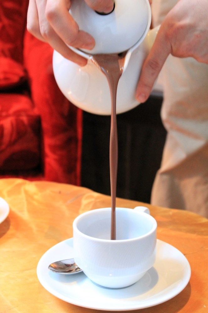 Chocholat chaud service Auberge Saint-Antoine - Hungry Rachel