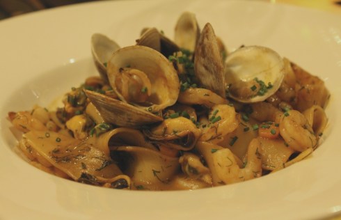 Pappardelle aux fruits de mer, fumet de crustacés, moules décortiquées, crevettes, palourdes en coquilles, fenouil et carotte RESTAURANT VERSA - Hungry Rachel