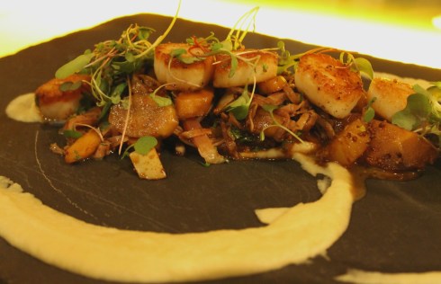 Pétoncles poêlées au beurre mousseux, sauté de panais, proscuitto et poire asiatique, purée de panais, sauce crème et moutarde RESTAURANT VERSA - Hungry Rachel