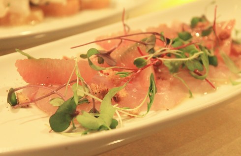 Sashimi de bar sauvage, pamplemousse et vinaigrette au homard et à la lime - RESTAURANT VERSA - Hungry Rachel