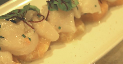 Tartare de pétoncles des Îles-de-la-Madeleine, vinaigrette citron, émincé de clémentine - RESTAURANT VERSA - Hungry Rachel