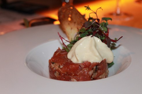 Tartare de veau de lait, bourgots et palourdes, échalotte, persil, huile d'olive, moutarde à l'ancienne, croûton et espuma de béarnaise RESTAURANT VERSA - Hungry Rachel