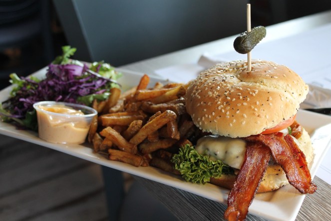 Burger suisse bacon Blaxton Lévis - Hungry Rachel