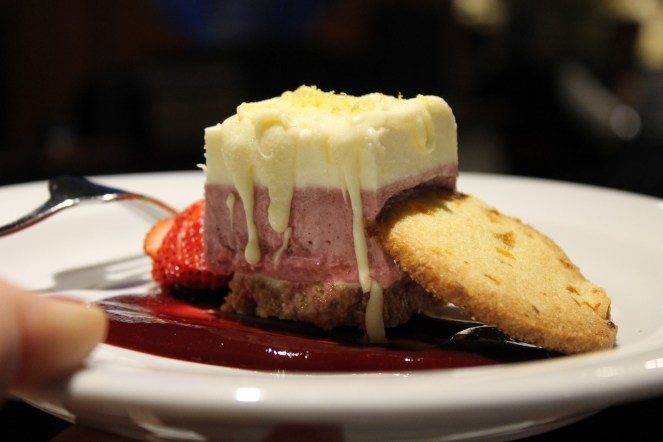 Restaurant L'Intimiste mousse au chocolat blanc et mûres - Hungry Rachel